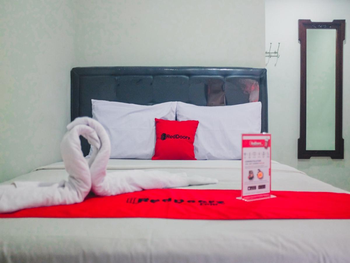 Reddoorz Plus @ Helvetia メダン エクステリア 写真